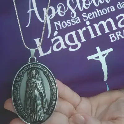 Medalhão de 6 cm idealizado pelo Apostolado de Nossa Senhora das Lágrimas Brasil (Fábrica: @etikartigosreligiosos)