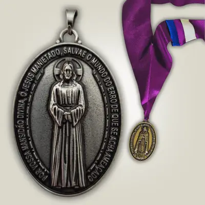 Medalhão de 6 cm idealizado pelo Apostolado de Nossa Senhora das Lágrimas Brasil (Fábrica: @etikartigosreligiosos)