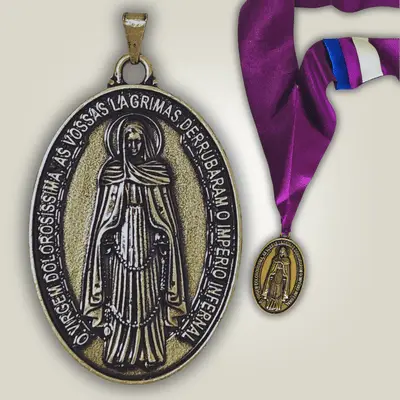 Medalhão de 6 cm idealizado pelo Apostolado de Nossa Senhora das Lágrimas Brasil (Fábrica: @etikartigosreligiosos)